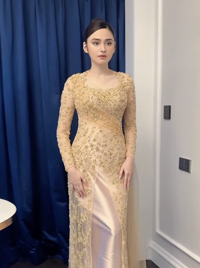 Sejak awal prosesi pernikahan Al Ghazali dan Alyssa Daguise, Syifa Hadju turut berpartisipasi dalam acara sakral tersebut sebagai pasangan El Rumi. Syifa juga mencuri perhatian dengan pesonanya.  Foto: dok. Instagram @ askyfebrianti