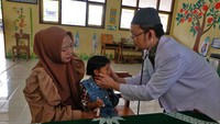 Wajah sumringah tampak dari para warga Desa Malangsari, Kecamatan Bulu, Temanggung, Jawa Tengah. Untuk pertama kalinya, mereka bisa berkonsultasi langsung dengan dokter spesialis tanpa harus menempuh perjalanan jauh ke kota. ANTARA FOTO/Anis Efizudin