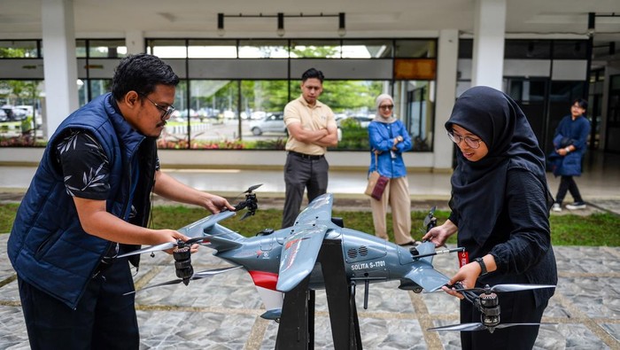 Insinyur dari Intercrus Aero Indonesia memeriksa bagian prototype 1:7 pesawat taksi udara Solita S-1701 di Gedung PT. Dirgantara Indonesia (DI) di Bandung, Jawa Barat, Selasa (17/6/2025). PT. DI bersama PT. Intercrus Aero Indonesia tengah mengembangkan taksi udara dengan model pesawat elektrik vertical take off and landing yang mampu mengangkut beban 360 kilogram dengan jarak tempuh 200 kilometer dan ditargetkan siap mengudara di Indonesia pada 2028. ANTARA FOTO/Raisan Al Farisi