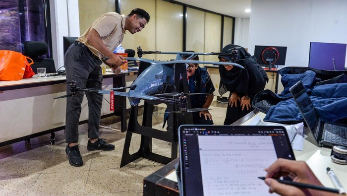Taksi Udara Made in Indonesia Siap Terbang 2028 Insinyur dari Intercrus Aero Indonesia memeriksa bagian prototype 1:7 pesawat taksi udara Solita S-1701 di Gedung PT. Dirgantara Indonesia (DI) di Bandung, Jawa Barat, Selasa (17/6/2025). PT. DI bersama PT. Intercrus Aero Indonesia tengah mengembangkan taksi udara dengan model pesawat elektrik vertical take off and landing yang mampu mengangkut beban 360 kilogram dengan jarak tempuh 200 kilometer dan ditargetkan siap mengudara di Indonesia pada 2028. ANTARA FOTO/Raisan Al Farisi
