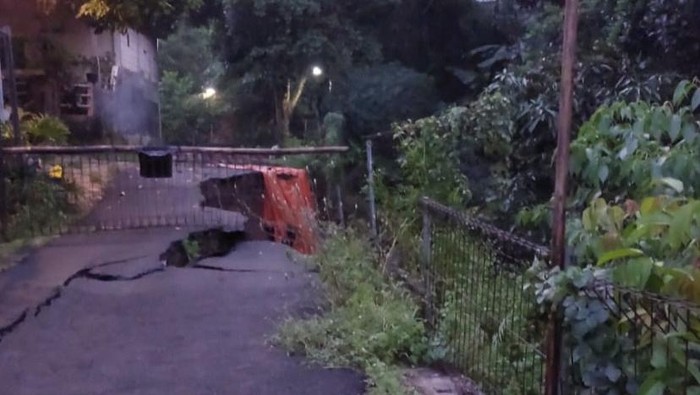 Talut jalan yang longsor di kawasan Villa Gedawang Permai, Kecamatan Banyumanik, Kota Semarang, Selasa (17/6/2026).