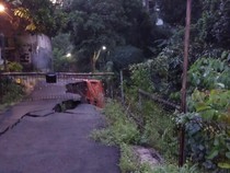 Talut Jalan di Perumahan Gedawang Semarang Longsor Diterjang Hujan Deras