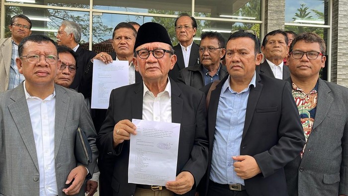 Teks foto: RE Nainggolan saat membuat pengaduan masyarakat di Polda Sumut. Foto: (Finta Rahyuni/detikSumut)