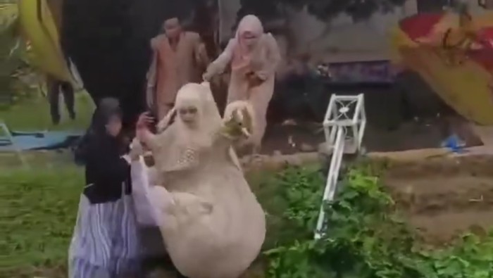 Tenda resepsi pernikahan di Sampang roboh diterjang angin kencang.