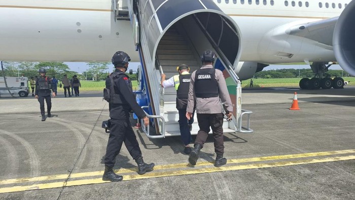 Tim Jibom Polda Sumut mulai menyisir Pesawat Saudia Airlines yang mendarat darurat di Bandara Kualanamu karena ancaman bom. (Foto: Dok. Polda Sumut)
