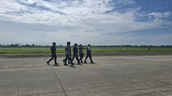 Tim Jibom Polda Sumut mulai menyisir Pesawat Saudia Airlines yang mendarat darurat di Bandara Kualanamu karena ancaman bom. (Foto: Dok. Polda Sumut)