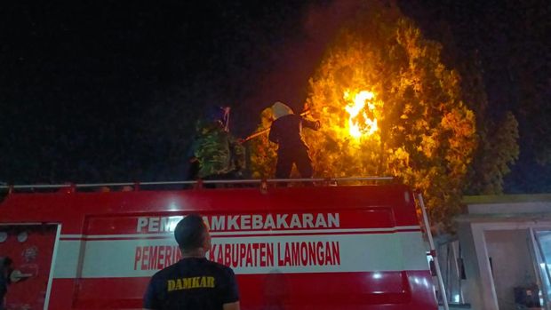 Tim OTT Damkar Lamongan saat beraksi di rumah warga.
