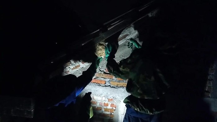 Tim OTT Damkar Lamongan saat beraksi di rumah warga.