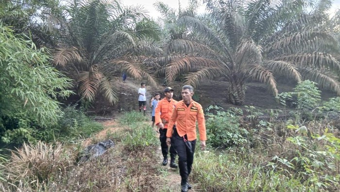 Tim SAR gabungan melakukan proses pencarian terhadap korban.