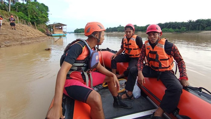 Tim SAR melakukan pencarian dua remaja tenggelam di Sungai Batanghari, Tebo, Jambi