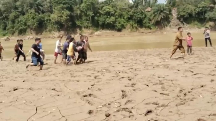 Tim SAR mengevakuasi korban tenggelam di Sunga Batanghari, Tebo, Jambi