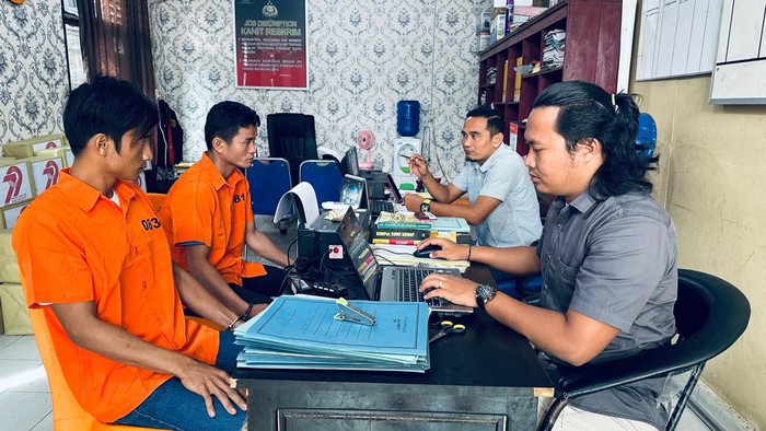Tim Unit Reskrim Polsek Rupat Selatan meringkus dua orang tersangka kasus pencabulan anak di bawah umur. Kedua pelaku diduga mencabuli 2 bocah berbeda. (dok Polres Bengkalis)