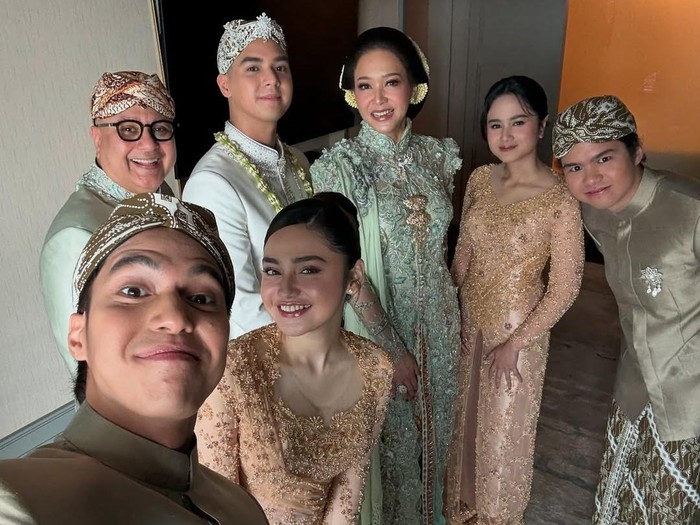 Tissa Biani dan Syifa Hadju di pernikahan Al Ghazali.