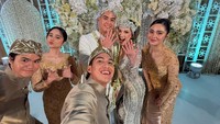 Maia berterima kasih Tissa Biani dan Syifa Hadju mempersiapkan penampilannya untuk pernikahan Al Ghazali dan Alyssa Daguise. Makasih ya effort-nya bikin seragam buat (nikahan) Al. Doain mereka jadi ya, ucap Maia. Foto: dok. Instagram El Rumi