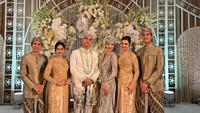 Tissa Biani dan Syifa Hadju membuat kebaya dengan warna senada untuk pernikahan Al Ghazali dan Alyssa Daguise. Foto: dok. Instagram El Rumi