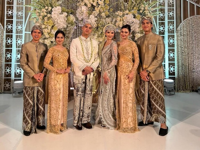 Tissa Biani dan Syifa Hadju di pernikahan Al Ghazali.