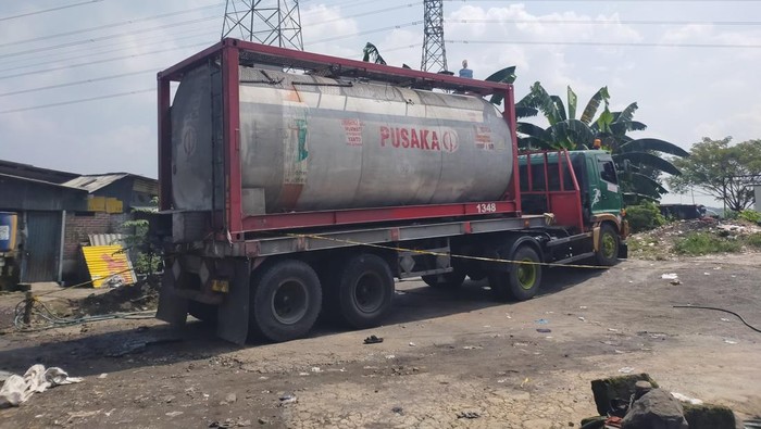 Truk tangki yang dicuci pekerja hingga tewas keracunan