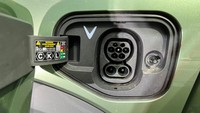 Mobil ini juga mendukung fast charging, di mana pengecasan 10% hingga 70% dapat dilakukan hanya dalam 25 menit. Foto: Luthfi Anshori/detikOto