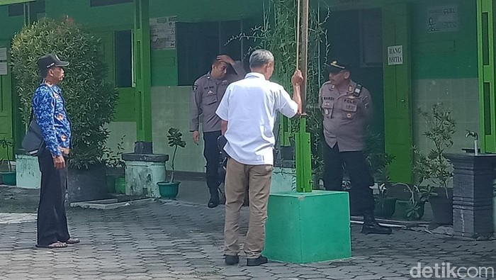 Polisi ketika mendatangi TKP tali tiang bendera dirusak sekelompok remaja di SDN 2 Bulurejo, Juwiring, Klaten, Selasa (17/6/2025).