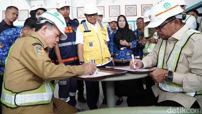 Wakil KSP M Qodari bersama Gubernur Jambi Al Haris saat tinjau Sekolah Rakyat