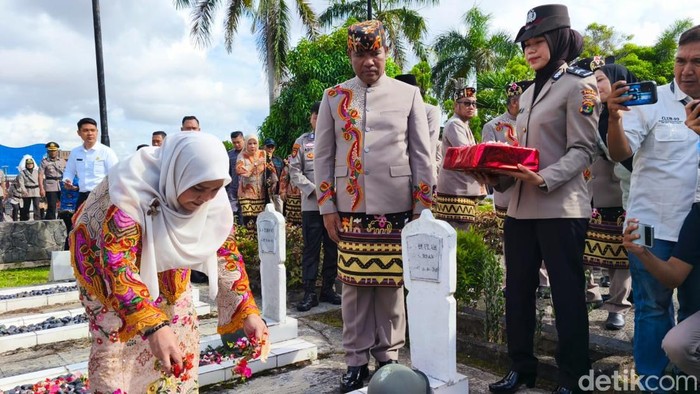 Wali Kota Bandar Lampung, Eva Dwiana melakukan tabur bunga di Pemakaman Taman Pahlawan