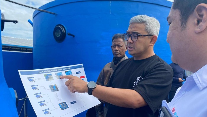 Wali Kota Bandung, Muhammad Farhan saat menyambangi lokasi pengolahan sampah di kawasan pasar tradisional Gedebage, pada Minggu, 15 Juni 2025.