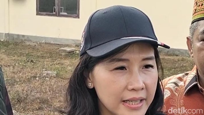 Wakil Menteri PPPA Veronica Tan memberikan keterangan pers seusai meninjau pabrik bambu di Labuan Bajo, Manggarai Barat, NTT (17/6/2025). (Ambrosius Ardin)