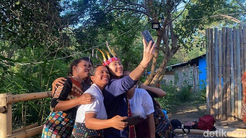 Wakil Menteri PPPA Veronica Tan bersama perempuan disabilitas di Kampus Bambu Komodo, Labuan Bajo, Manggarai Barat, NTT, Selasa (17/6/2025).