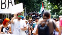 Pada tahun 2004, Barcelona, kota berpenduduk 1,5 juta jiwa, menerima 4,5 juta wisatawan yang menginap, penambahan wisatawan membuat pemerintah menambah kapasitas bandaradengan menambahkan landasan pacu ketiga dan terminal baru. Foto: REUTERS/Bruna Casas