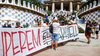 Meski overtourism membebani kota, pariwisata juga penting bagi kota karena menyediakan lapangan kerja dan pendapatan. Foto: REUTERS/Bruna Casas