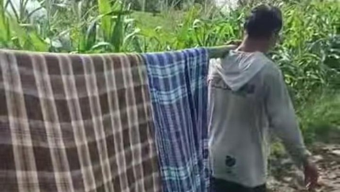 Warga Wotgalih, Tegal, terpaksa menandu pasien ke rumah sakit karena akses tak layak. Foto diunggah Selasa (17/6/2025).