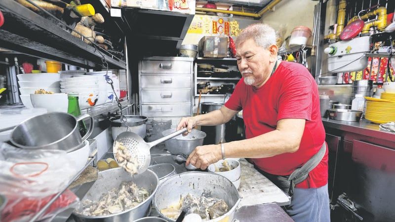 Warung Legendaris Tutup Usai Pemiliknya Ngeluh Sakit Berdiri 14 Jam Tiap Hari