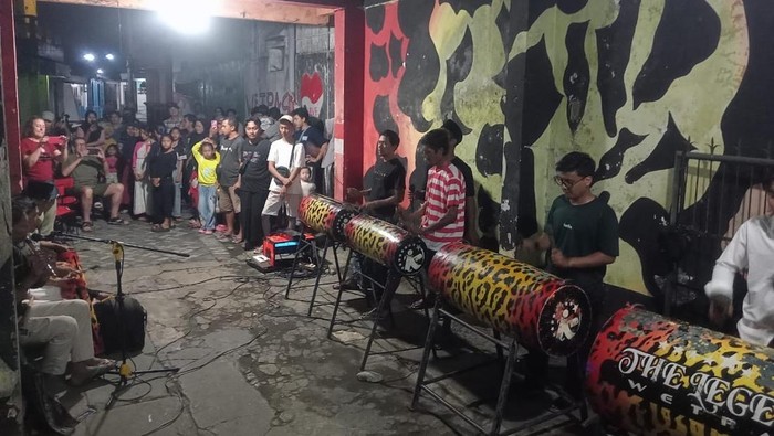 Wisatawan mancanegara asal Eropa mulai berdatangan ke Kabupaten Jember. Sekelompok pelancong dari Spanyol yang datang, disuguhi beragam budaya lokal.