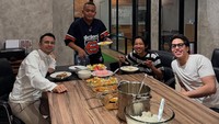 Di Instagramnya, komika kelahiran 22 Juni 1992 sering membagikan kesehariannya, termasuk saat makan bareng rekan artis. Foto: Instagram @yonobakrie
