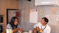 Sambil memainkan gitar bersama Pras Teguh, komika Yono Bakrie disuguhi es kopi dan roti cokelat.  Foto: Instagram @yonobakrie