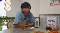 Ini adalah momen Yono Bakrie saat makan bersama dengan Annya Erica di restoran. Mereka sembari syuting sambil menikmati hidangan di sana. Foto: Instagram @yonobakrie