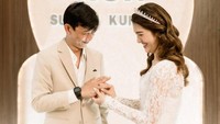 Momen bahagia tersebut dibagikan di Instagramnya. Yono Bakrie dan Vini memamerkan cincin kawin di Kantor Urusan Agama (KUA) Sungai Kunjang, Samarinda, Kalimantan Timur. Foto: Instagram @yonobakrie