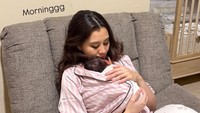 Aaliyah Massaid membaca komentar hinaan dari netizen. Ia langsung marah. Gak akan ku maafkan kalo soal anak. Semoga doanya kembali ke diri kamu ya mba. Itu filter kurangin dulu, tulisnya. (Foto: dok Instagram)
