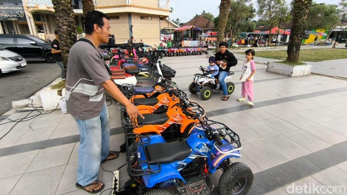 Aang bersama kendaraan listrik mainannya di Taman Cilimus Kuningan