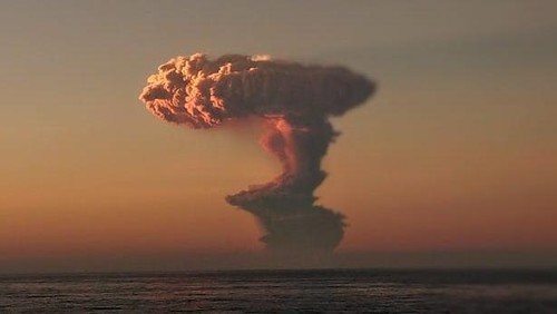 Abu vulkanik Gunung Lewotobi Laki-Laki di Kabupaten Flores Timur, NTT, dilihat dari laut Sawu, Selasa (17/6/2025). (Dok. Penumpang kapal Dharma Rucita, Berto Kalu)