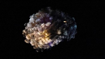 Dampak nyata terlihat ketika sejumlah rudal berhasil menembus Iron Dome dan menghantam pinggiran Tel Aviv serta area militer seperti Kirya compound—lokasi sering disebut “Pentagon-nya Israel”. Kendati demikian, tidak ada informasi resmi korban jiwa besar; tegalan ini lebih menunjukkan celah yang ada dalam sistem pertahanan. REUTERS/Amir Cohen  