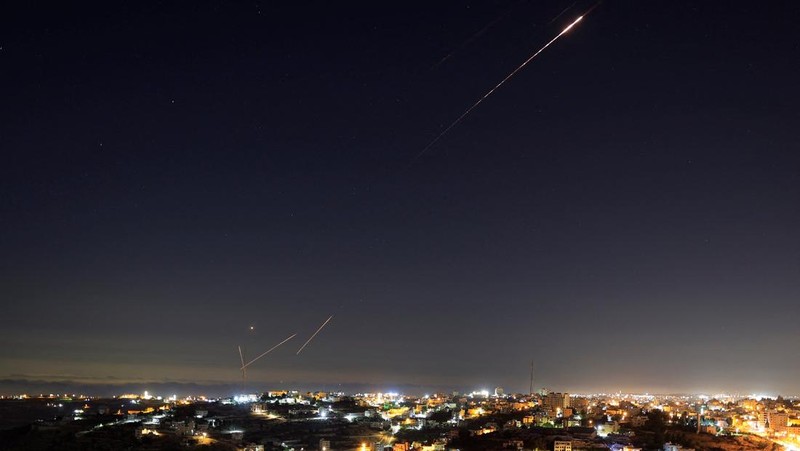 Missiles launched from Iran towards Israel are seen from Hebron, in the Israeli-occupied West Bank, June 18, 2025. REUTERS/Mussa Qawasma