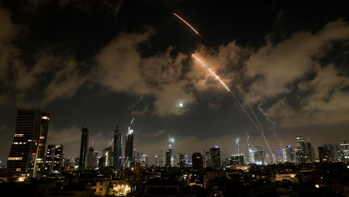 An anti-missile system operates as missiles are launched from Iran, as seen from Tel Aviv, Israel, June 18, 2025. REUTERS/Violeta Santos Moura