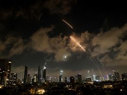 Aksi Iron Dome Israel Kewalahan Tangkis Rudal Iran