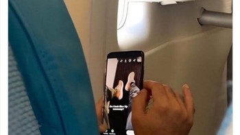 Influencer di pesawat mengambil foto kaki dan berpura-pura duduk di kelas bisnis demi flexing di medsos. Foto: Boredpanda