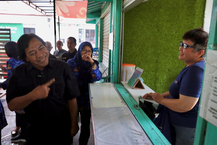 Anggota Dewan Perwakilan Daerah (DPD) RI Alfiansyah Komeng mengunjungi Sentra Wyata Guna Bandung, Jawa Barat.