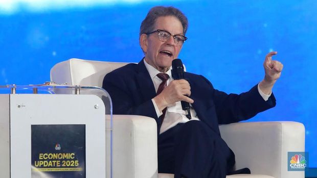 American Economist, Arthur B. Laffer menyampaikan paparan dalam acara CNBC Indonesia Economic Update 2025 di Jakarta, Rabu (18/6/2025). (CNBC Indonesia/Muhammad Sabki)