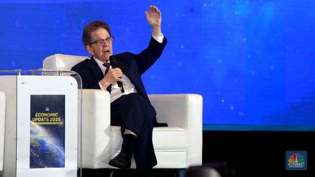 American Economist, Arthur B. Laffer menyampaikan paparan dalam acara CNBC Indonesia Economic Update 2025 di Jakarta, Rabu (18/6/2025). (CNBC Indonesia/Muhammad Sabki)