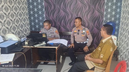 Anggota DPRD NTT dari Fraksi NasDem, Obed Naitboho (kemeja batik kuning) saat diperiksa kantor Satlantas Polres Kupang, Rabu (18/6/2025) siang tadi. (Dok. Satlantas Polres Kupang).