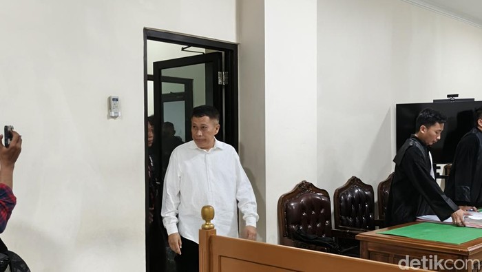 Annar Sampetoding saat menghadiri sidang kasus uang palsu di PN Sungguminasa, Gowa.